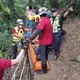 桃園男子放蝦籠溪谷失足!墜30米深崖 警消民合作成功救援