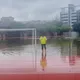 台中清水國小積水像一座湖!明天要辦畢典 校長發愁了