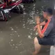 影/直擊台南「強勁波浪」超狂淹水!他苦笑:可以浮潛