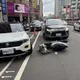 影/台中女開出停車格撞機車 警處理結束駛離再撞轎車