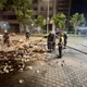 新北垃圾車新店執勤突起火冒煙 垃圾全倒出路面滅火