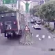 影/五股大貨車失控衝上分隔島 撞爛路樹車頭全毀