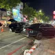 高雄晚間重大車禍!轎車突暴衝「連撞6車」 電桿、變電箱全遭殃