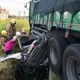 驚悚!轎車慘遭大貨車碾成鐵餅 台南駕駛卡輪下慘死車內