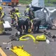國1驚悚追撞!貨車翻覆解體、特斯拉車頭全毀 2男送醫