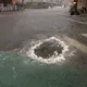 影/豪雨炸台中!太平區馬路驚見「天然奇蹟湧泉」 網友笑翻