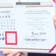沈伯洋掃街遇新竹學生拿獎狀要簽名!「高虹安」竟被劃掉