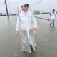 柯志恩高雄勘災座車水中拋錨「爬窗逃生」!韓國瑜喊:辛苦了