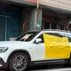 停白線萬能?五股賓士遭黏膠布嗆「移車」 擋別人門口還討拍