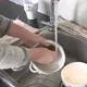 她吃飯沒洗碗慘遭「雙面準婆婆」嫌懶惰 網友揭真相:千萬別嫁