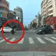 影/「刺耳煞車聲」嚇壞低頭族！　高雄男滑手機過斑馬線險遭撞飛