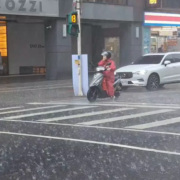 大雷雨炸「2縣市」！牛角灣溪國家警報響　屏東防大雨