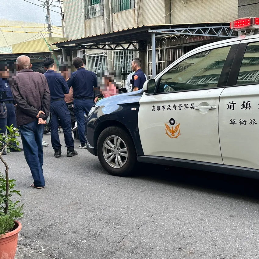 高雄男子情緒失控持刀嚇壞鄰居！警方及時制止無人受傷