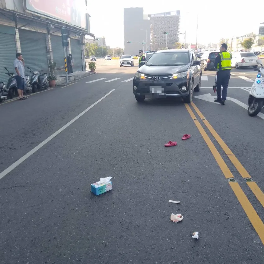 高雄行人地獄!80歲婦走斑馬線遭撞飛滾好幾圈 腦出血命危