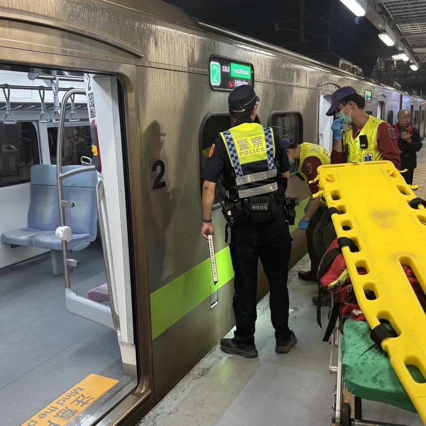台鐵中壢站旅客闖軌！遭1263次區間車撞擊送醫　列車旅客全換乘