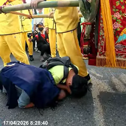 母子跪地「拜託救救他」　白沙屯媽祖聞聲停轎輕撫