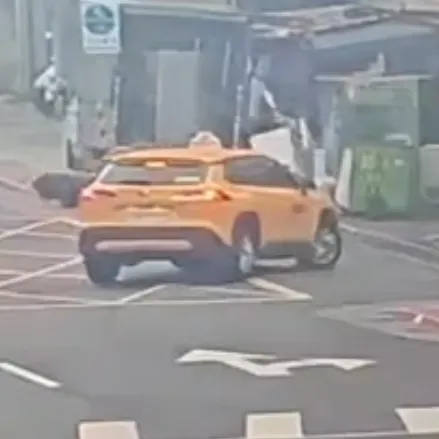 影/北市計程車「S型迴轉」！騎士閃躲不及撞違停貨車　雙腿遭削斷