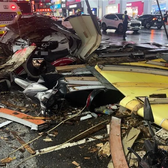 台中勤美商圈招牌突墜落 砸中轎車女乘客驚魂受困
