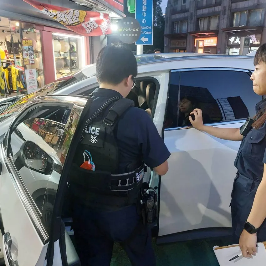 影/女駕駛毒駕撞2車衝入店家 桃警查獲依托咪酯菸彈送辦