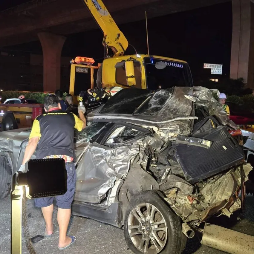 國道1號大貨車翻覆釀4車連環撞!10人受傷 北上紫爆回堵
