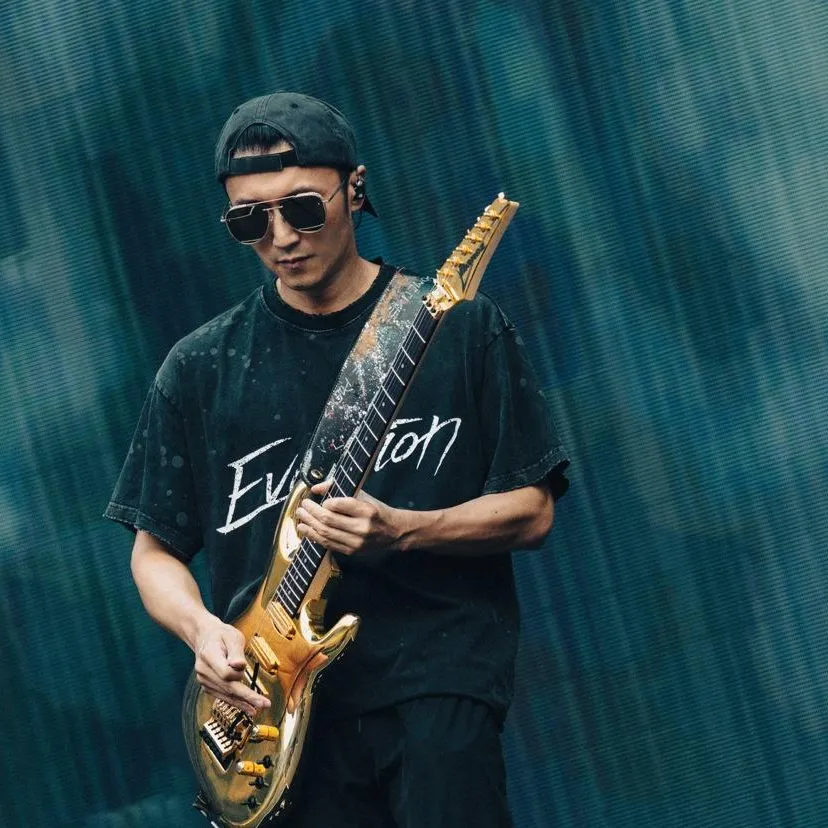謝霆鋒父喪後首登巡演!台上「悄悄拭淚」粉絲心疼打氣
