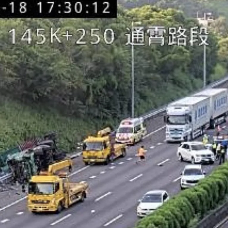 影/國道3號通宵路段追撞車禍 聯結車追撞小貨車翻覆