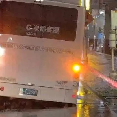 影/高雄天坑越來越多!市立總圖旁「公車右後輪被吞入」