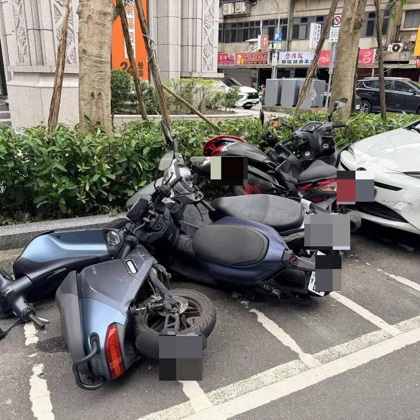 影/撞5機車倒一排!內湖老翁開車突昏迷 送醫搶救不治