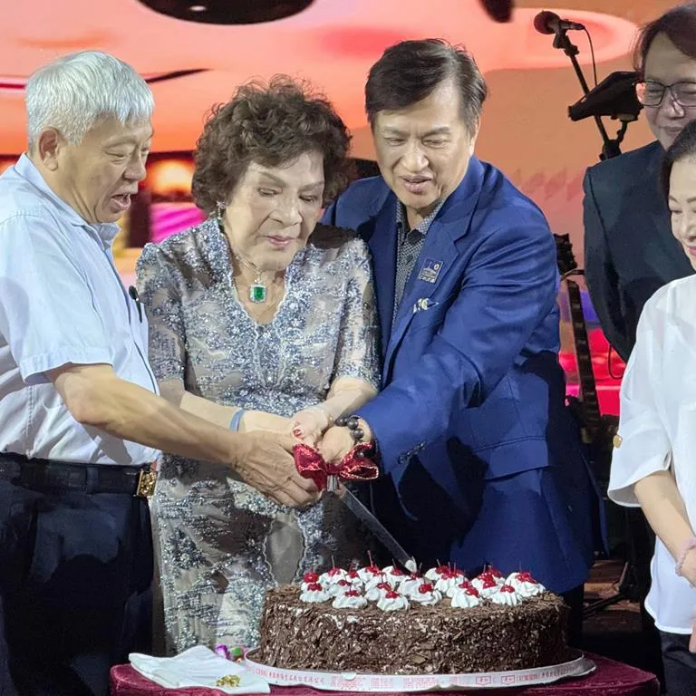 周遊淚崩!旺董祝壽喊「最佩服的台灣女性」 曝47年姐弟情