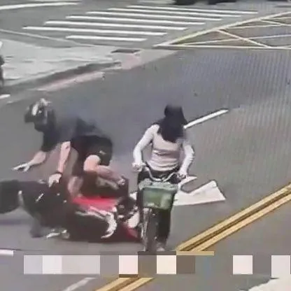 影/美籍藝人柯龍閃「鬼切」摔車 單車女嗆:怎不躲開