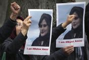女子未戴好頭巾被捕遭警打死　伊朗民眾示威抗議安全部隊開槍致5死