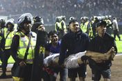 不爽被對手球迷叫囂！印尼足球聯賽「人踩死人」已造成174死　催淚彈飛舞鎮壓畫面曝光