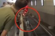 高雄火車站昨驚傳「落軌」　民眾疑似為了撿手機自行跳下　影片曝光警方說話了