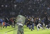 足球場踩踏事件後首度對戰！印尼足球賽為求安全閉門進行　場邊0觀眾