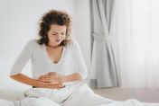 婦人腹痛照超音波驚見腹部「多一個腎臟」醫揭4症狀：是大腸癌！