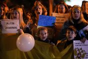 故鄉烏克蘭慘遭俄國飛彈狂轟　海外烏克蘭難民串連抗議行動