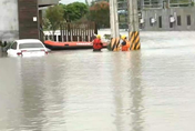 宜蘭迎雨彈轟炸！七賢馬路淹水　大水狂灌淹沒2車…橡皮艇急救援