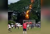 恐怖！場上被雷擊　菲律賓足球賽裁判撿回一命