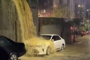 內湖白色轎車慘遭「黃沙瀑布」沖刷！網笑翻：天然洗車區