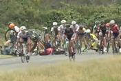 日本自行車公路賽發生嚴重碰撞！多名選手受傷送醫