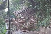影/烏來大雨土石崩塌斷路！40里民受困…公所搶通中