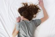 秒睡不代表睡得好！睡眠專家教4徵兆，揪出隱藏「失眠一族」