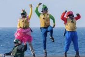 圖/萬聖節快樂！美海軍搞怪變裝　瑪莉歐、魷魚遊戲參戰