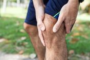 60歲翁膝蓋痠痛、腫脹就醫　人工膝關節置換擺脫疼痛