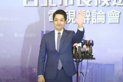 台北市長選舉辯論/蔣萬安戴上太太挑的領帶參戰　親曝「大兒子出門前給我擁抱」