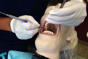 驚！女牙醫師自己拔智齒…網友驚呼「好大的勇氣」
