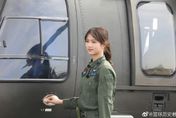 【影】珠海航展/陸最正女飛官現場解說直-20　親切笑容成「嬌點」網讚：又美又颯！