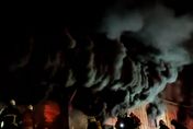 40台車全燒毀！萬里高爾夫球場深夜陷火海　濃煙籠罩恐怖畫面曝