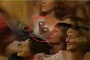來聽貓王的演唱會？時空旅人45年前穿越畫面曝光　她「拿手機錄影」22秒網瘋傳