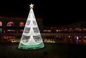 麗寶耶誕新年城點燈！18公尺主燈「米娜瓦之樹」璀璨登場